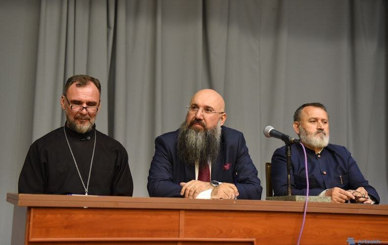 Глава Русской общины Нагорного Карабаха Александр Сергеевич Бордов (в центре)
