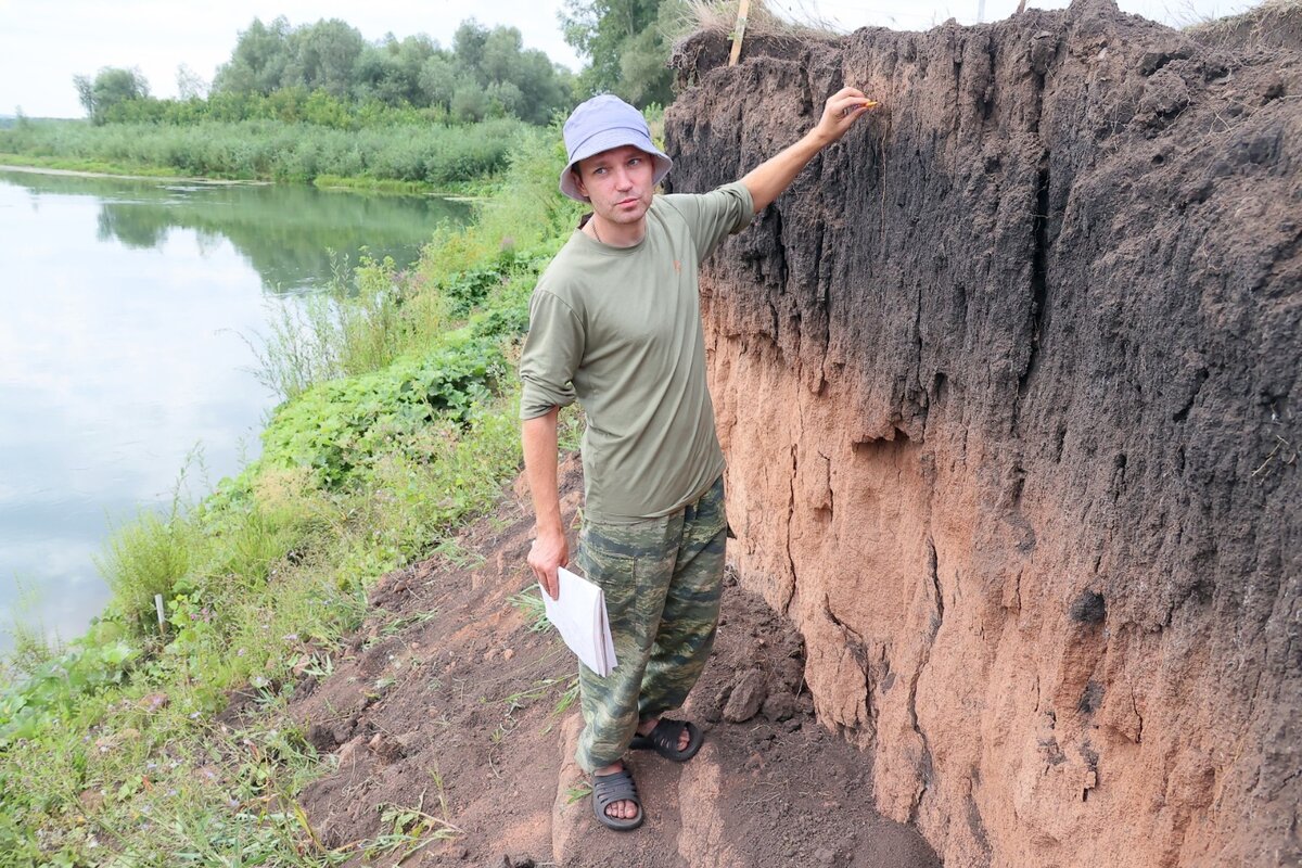 Михаил Румянцев показывает, где археологи увидели черепки и кости, указывающие на археологический памятник. Фото: Александр ДАНИЛОВ