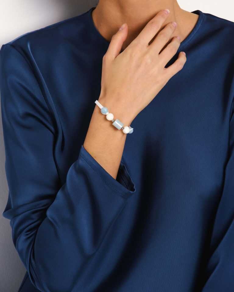 На фото браслет с перламутром и аквамарином