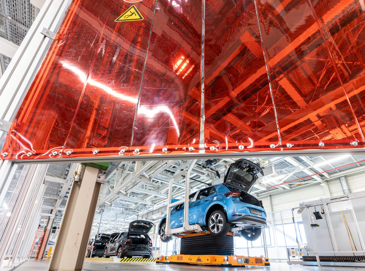 Производство автомобилей на заводе Volkswagen: «Есть и отличные немецкие электронные автомобили» © Пауль Лангрок