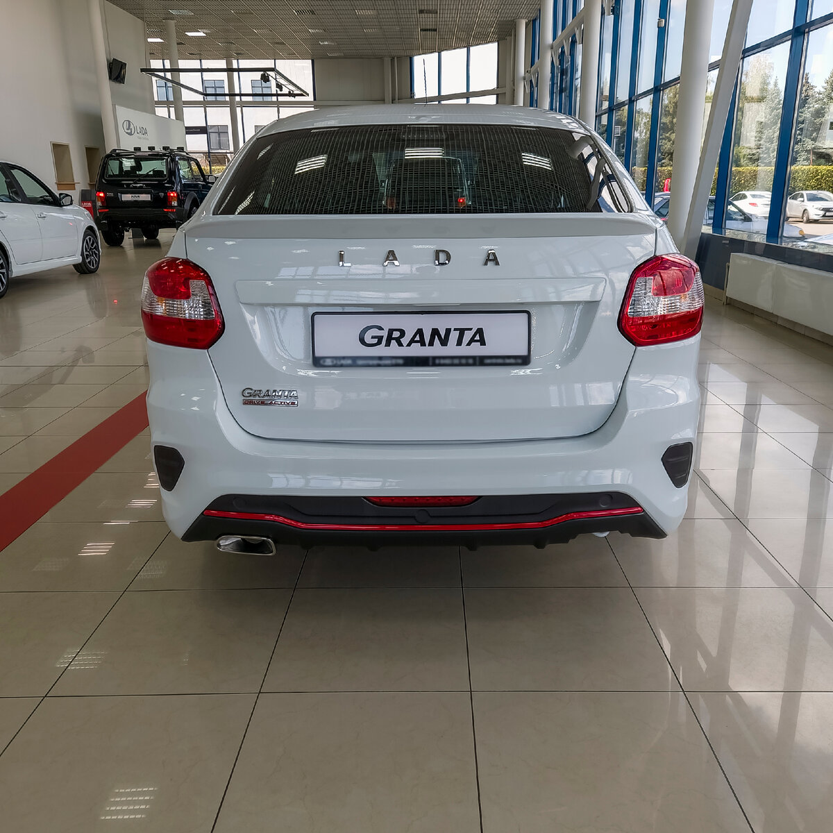 Сейчас автомобиль LADA Granta Drive Active лифтбек можно приобрести только в белом цвете.