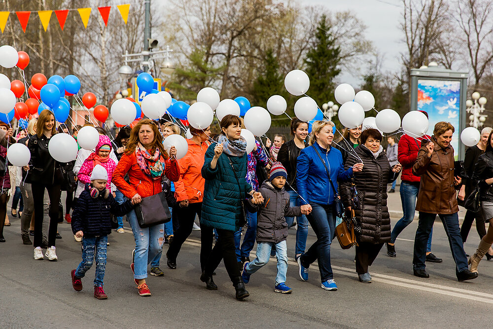 Первомайская демонстрация в 70 х. Демянск первомайская демонстрация. Круг в демонстрации. Круг в демонстрации. Первомайская демонстрация.