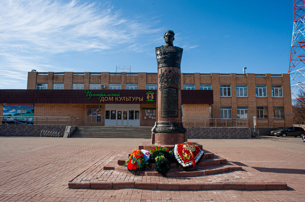 Серебряные пруды московская область. Памятник Чуйкова серебряные пруды. Памятник Чуйкову в серебряных прудах. Бюст Чуйкова серебряные пруды. Площадь Чуйкова серебряные пруды.