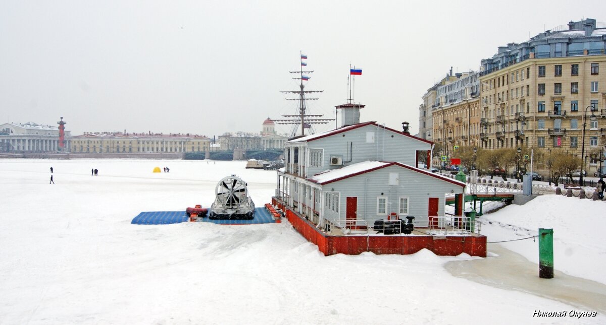 2. В устье Кронверкского пролива базируется спасательная станция МЧС.