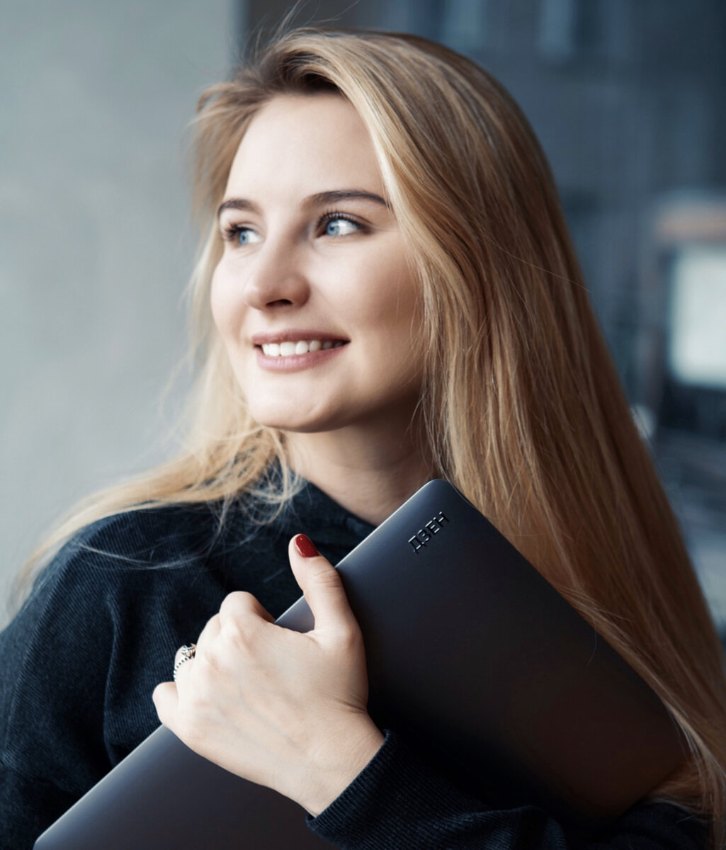 Это я, Аня Денисова, автор каналов "Блог наизнанку", "Анна Денисова", инстаграм-блогер и основатель школы авторов Яндекс.Дзена ;)