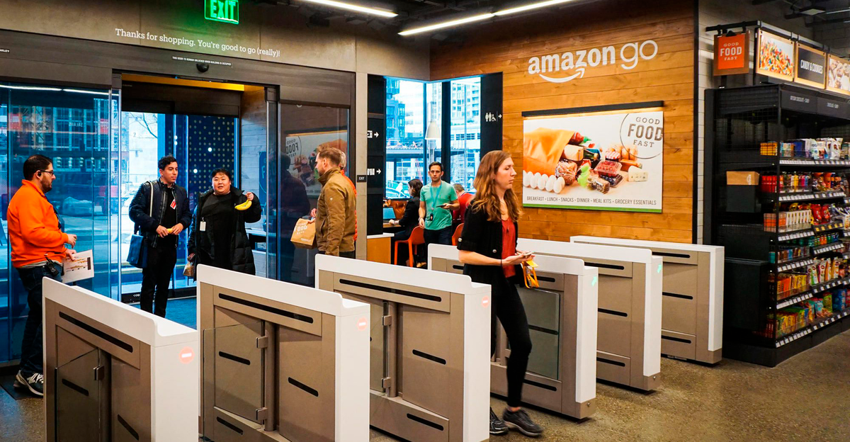 В магазине будущего нет кассовой линии, вместо неё турникеты. Фото: Amazon