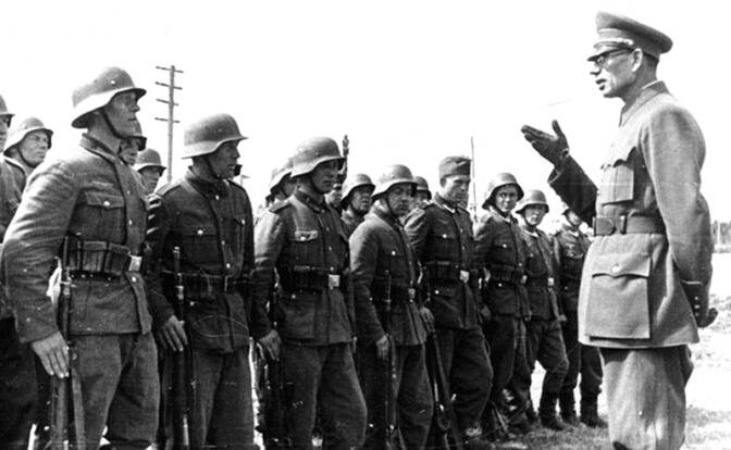 Генерал Власов выступает перед личным составом. Реденький, прям скажем, составчик.
