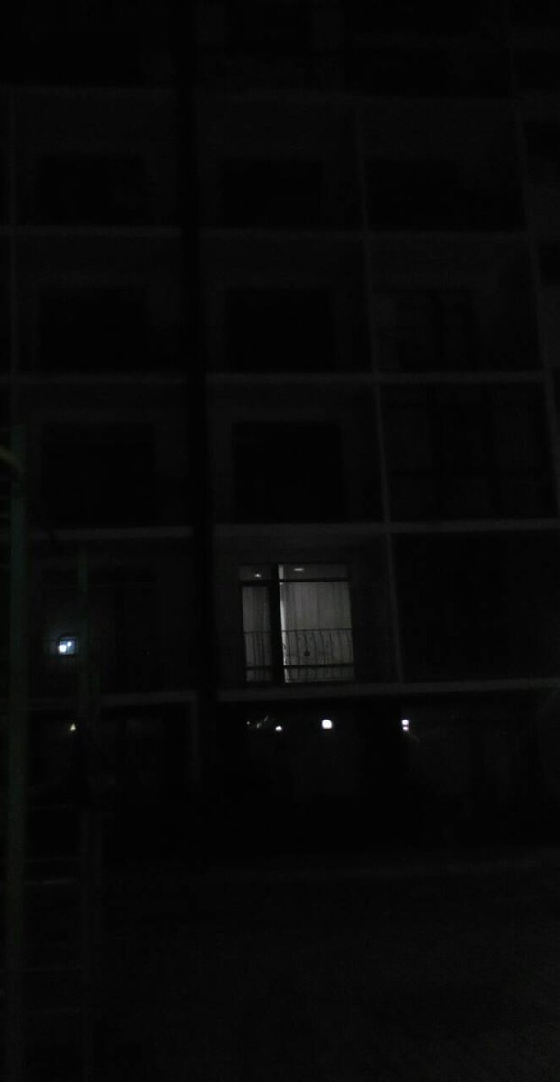 Все окна спят, кроме соседских.