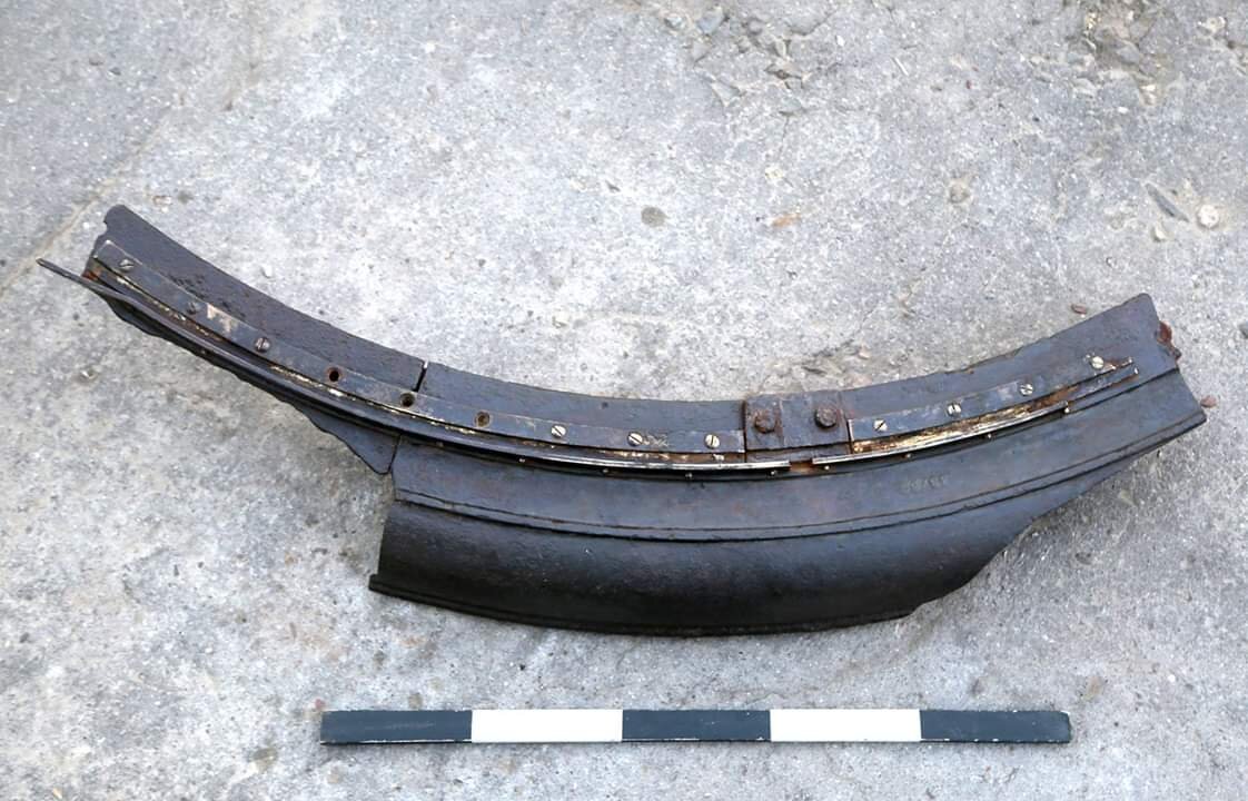 Длинна фрагмента пр мерно полтора метра, вес 150 килограммов.