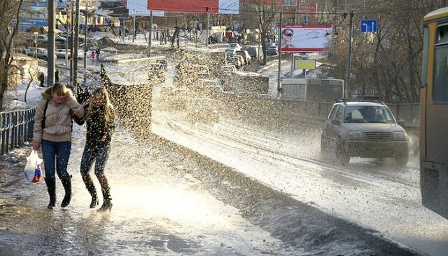 Обрызгал пешехода