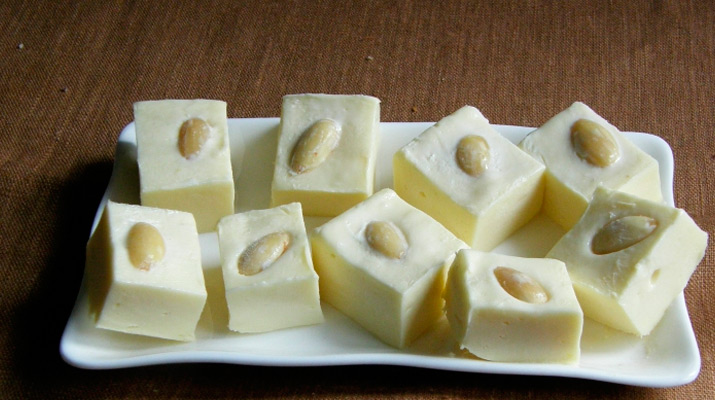 Все люди старшего поколения и мои ровесники еще помнят вкус домашних «ирисок» или просто молочного сахара. Хрустящий, тающий во рту, нежный и крепенький он готовился нашими мамами и бабушками постоянно. Рецептуры разных семей мало чем отличались друг от друга. Точнее, различались (как и конечный результат) в зависимости от исходных продуктов: молока, сливок, сгущёнки или сметаны.