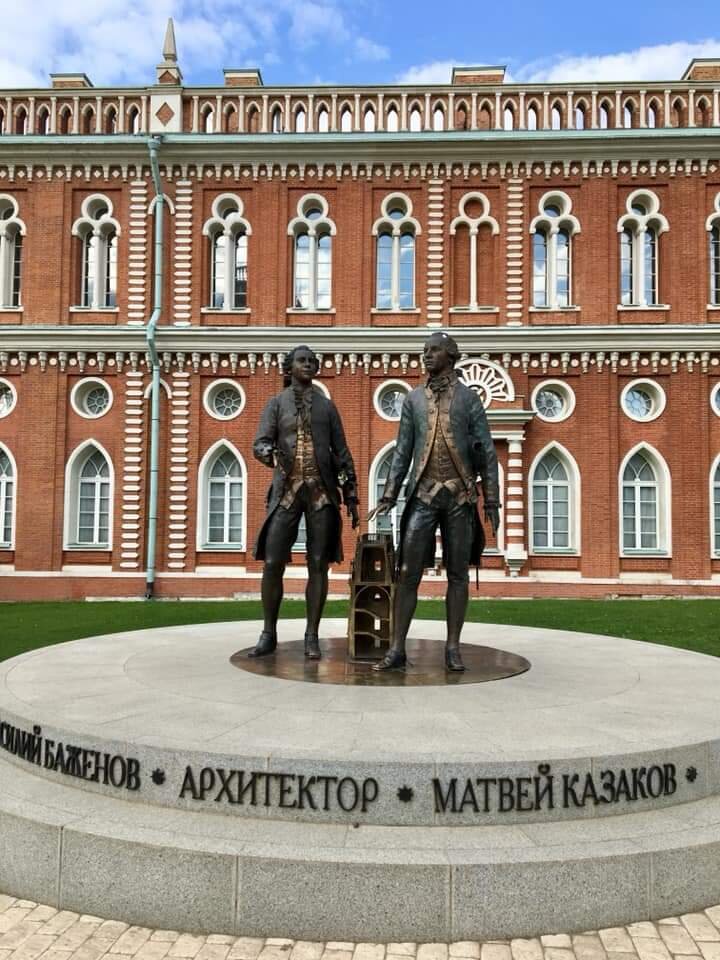 Статуя архитекторов Матвея Казакова и Василия Баженова