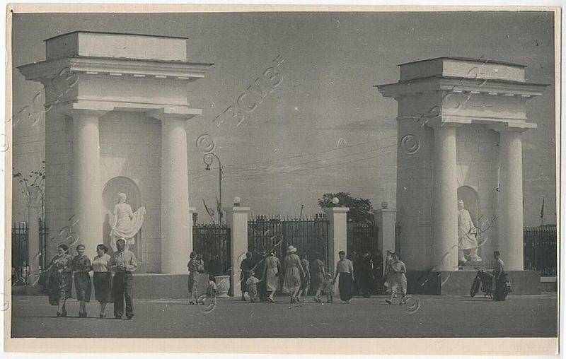 Владимир. Вход в парк им.850-летия г.Владимира. 1950-е гг. (из коллекции Государственного Владимиро-Суздальского музея-заповедника)

