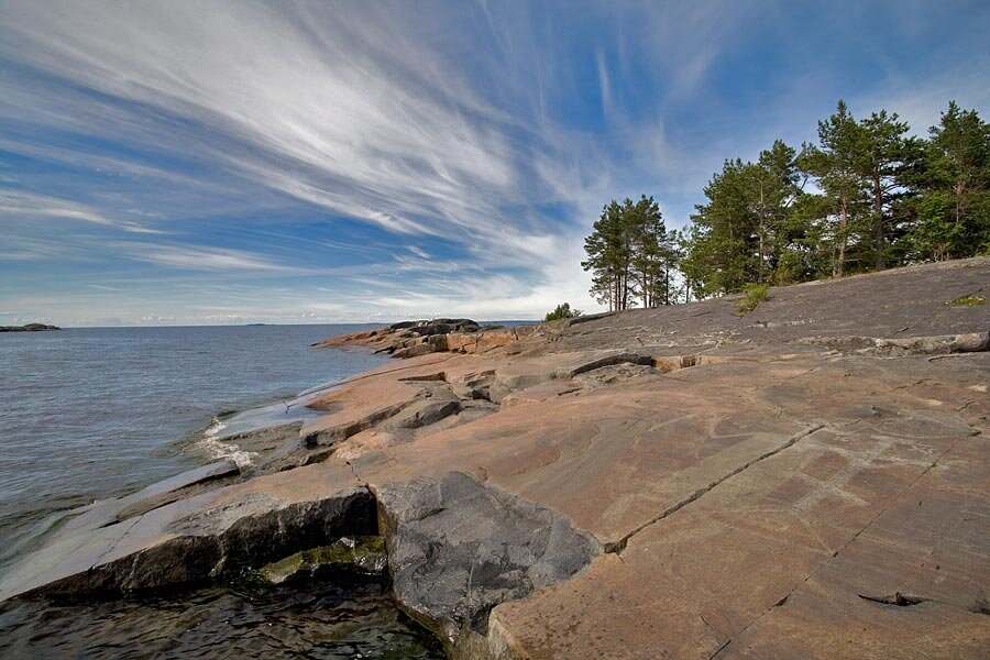 Бесов Нос, Карелия - рисунок на скале в правом нижнем углу фото (источник фото Яндекс.Картинки)