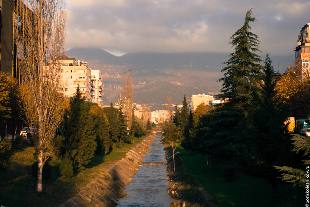 Страна столицы тирана. Тирана (река). Панельки в Албании. Тирана Албания девушки. Албания утро Весна фото.