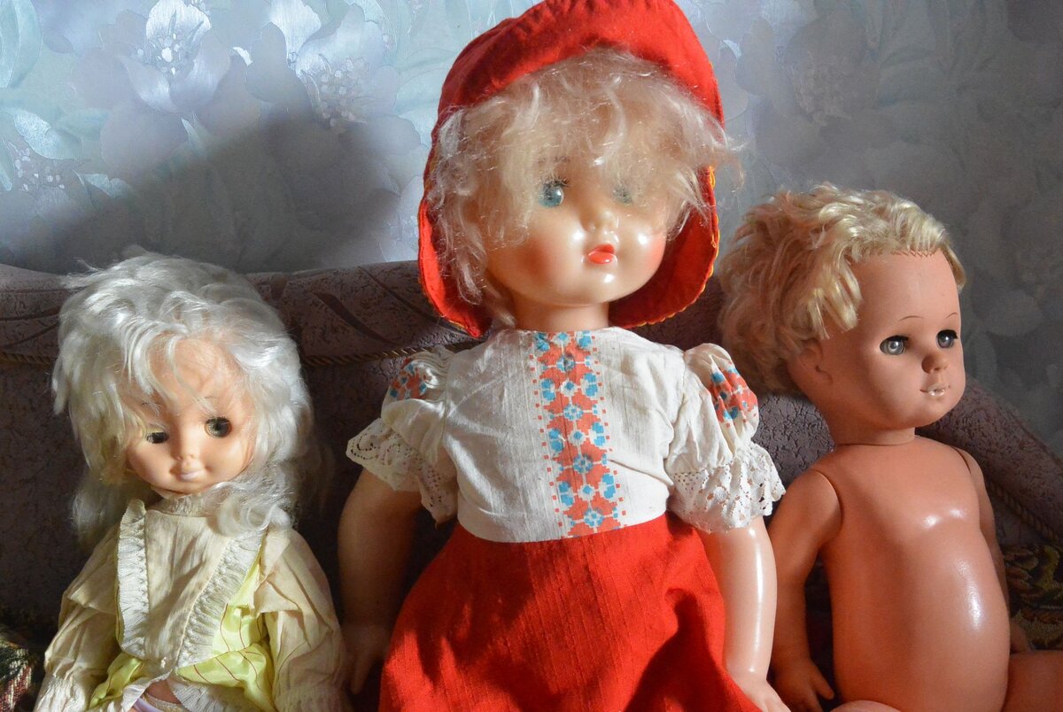 Первая кукла - с резиновой головой. Вторая - вся пластмассовая Марина. Третья - немка.