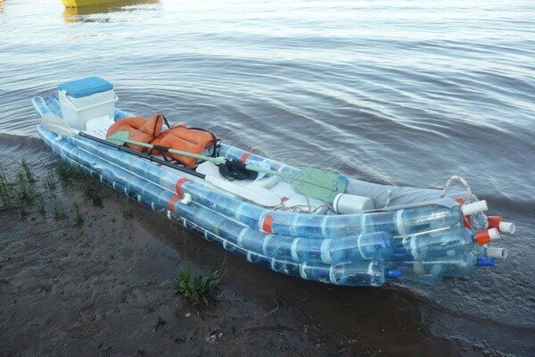 Самодельная лодка из пластиковых бутылок (9 фото)