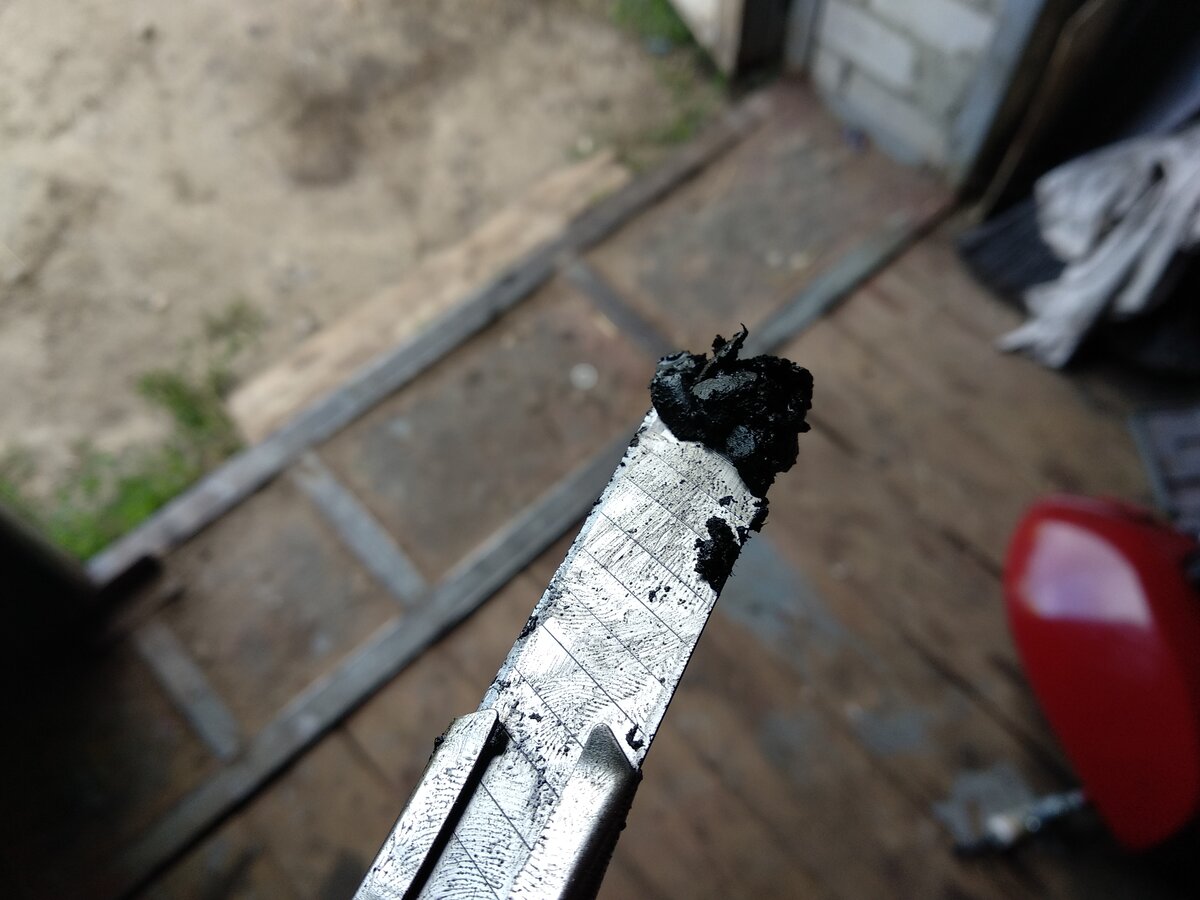 Провёл буквально пару сантиметров по той части двигателя, где расположен коленвал