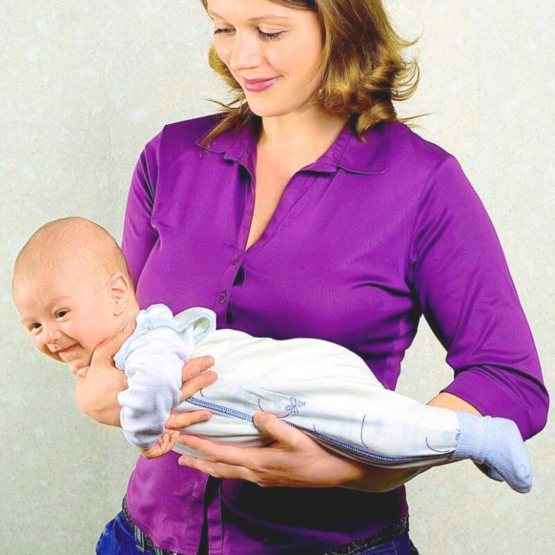 Как носить ребенка на руках: удобные и безопасные позы