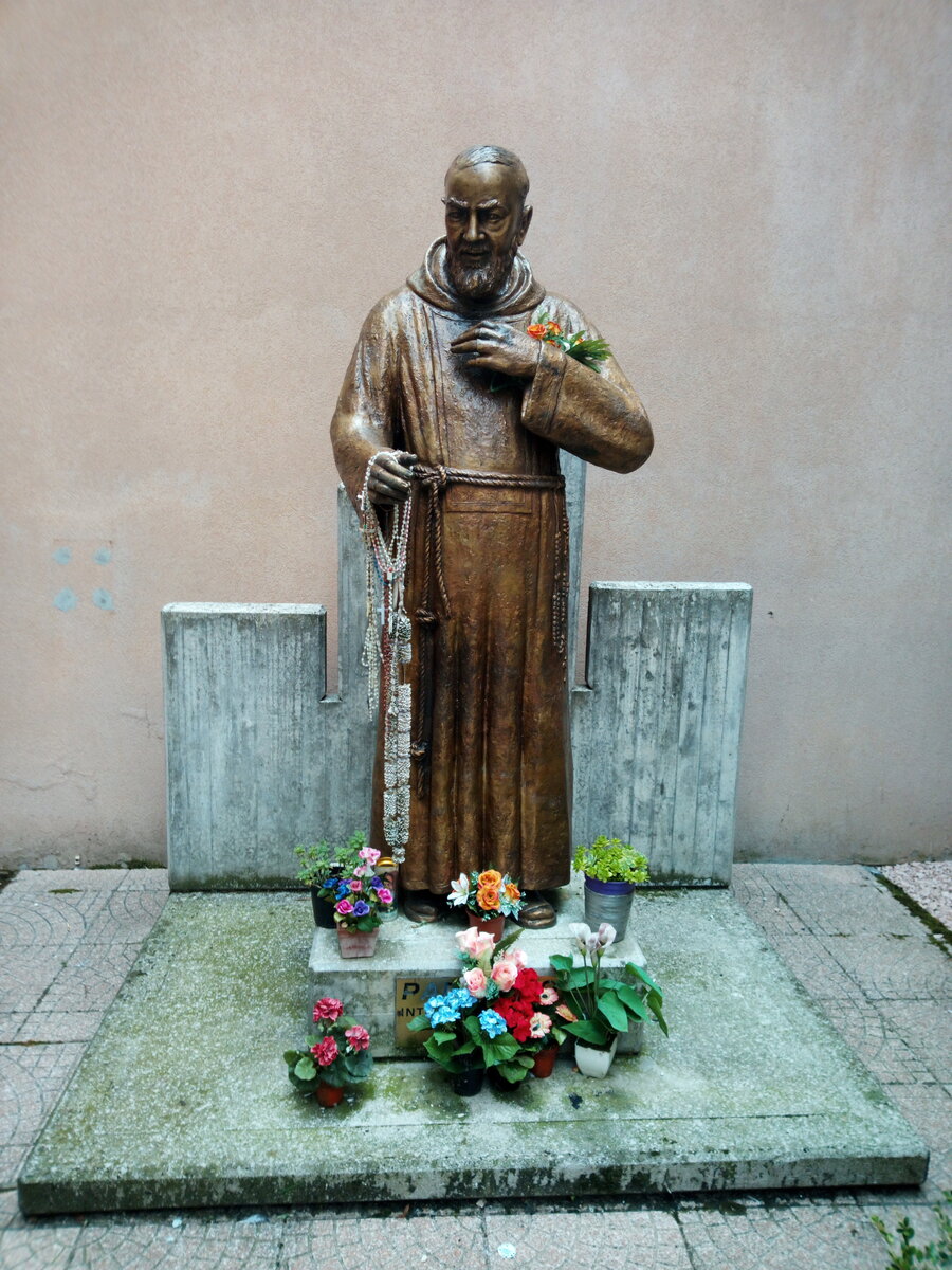 Скульптура итальянскому чудотворцу Падре Пио на территории больницы. Иногда пациенты ему доверяют больше, чем медикам
