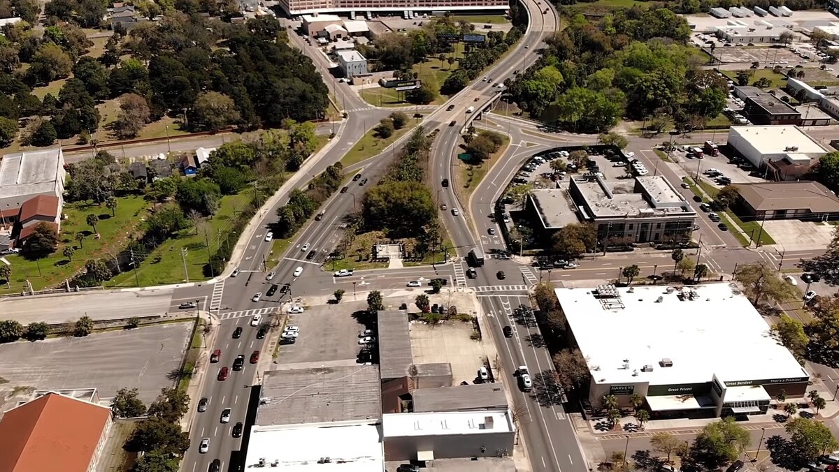 Фото с дрона. Дома начинаются в правой верхней области.