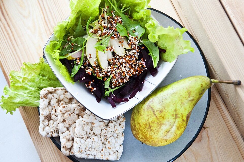 https://cdn.pixabay.com/photo/2018/12/22/16/32/salad-3889910_960_720.jpg