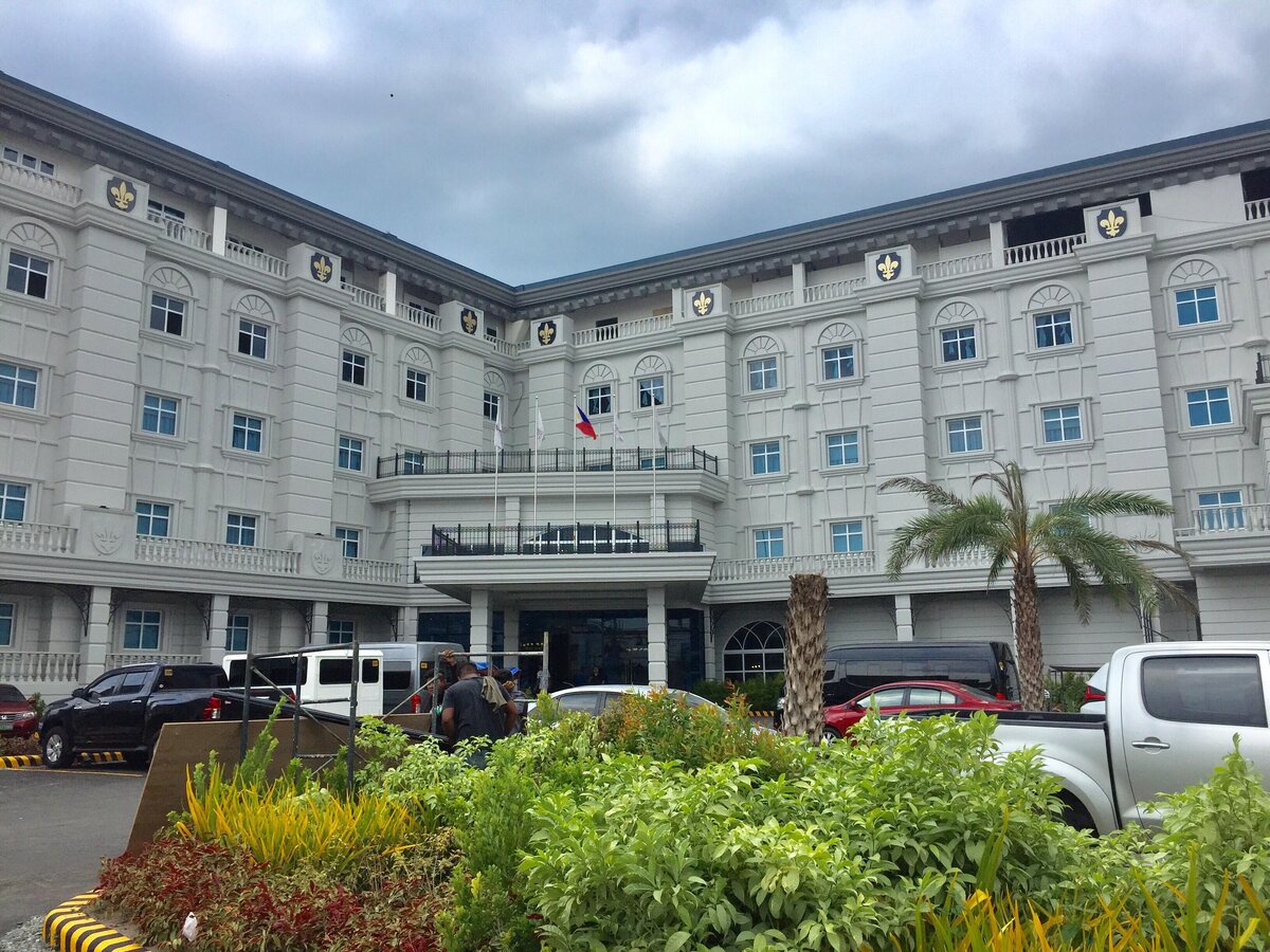 ОТЕЛЬ "МОНАРХ". Первый отель в классическом европейском стиле на севере Лузона, расположенный на шоссе МакАртур, Барангай Сан-Мигель, Каласиао, Пангасинан. Приезжайте в заведение мирового класса и наслаждайтесь уникальными блюдами, которые приведут вас обратно на улицы Европы. (фото в апреле M. Montes-Bravo/PIA Pangasinan) 