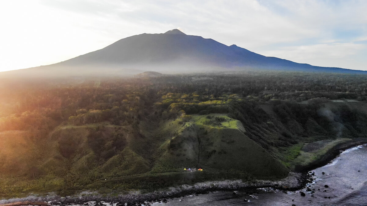 Тятя на закате. Лагерь и вершина острова. От лагеря черной полоской вверх - тропа.