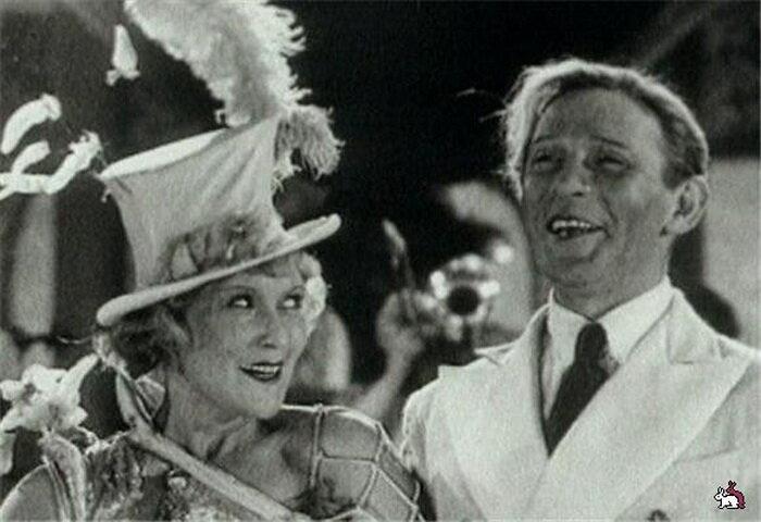 
Леонид Утесов в образе поющего пастуха Кости Потехина. Кадр из х/ф *Веселые ребята*
Леонид Утесов - один из самых известных актеров советского кинематографа. Обладая прекрасными музыкальными данными, он блестяще исполнил роль "поющего" пастуха Кости Потехина в первой советской музыкальной комедии "Веселые ребята". Аккомпанировал Утесову его собственный джазовый оркестр.
Успех "Веселых ребят" во многом предопределил всенародную любовь к этому талантливому исполнителю. Песни Леонида Утесова согревали воинов в землянках во время Великой отечественной войны, радовали советских телезрителей и радоиослушателей в послевоенные годы, не утратили они своей популярности и до сегодняшнего дня.

Дуэт Любови Орловой и Леонида Утесова. Кадр из х/ф *Веселые ребята*
Узнать больше об актере можно из нашего обзора "«Неполное низшее» образование и еще 9 любопытных фактов из жизни знаменитого одессита Леонида Утесова".
