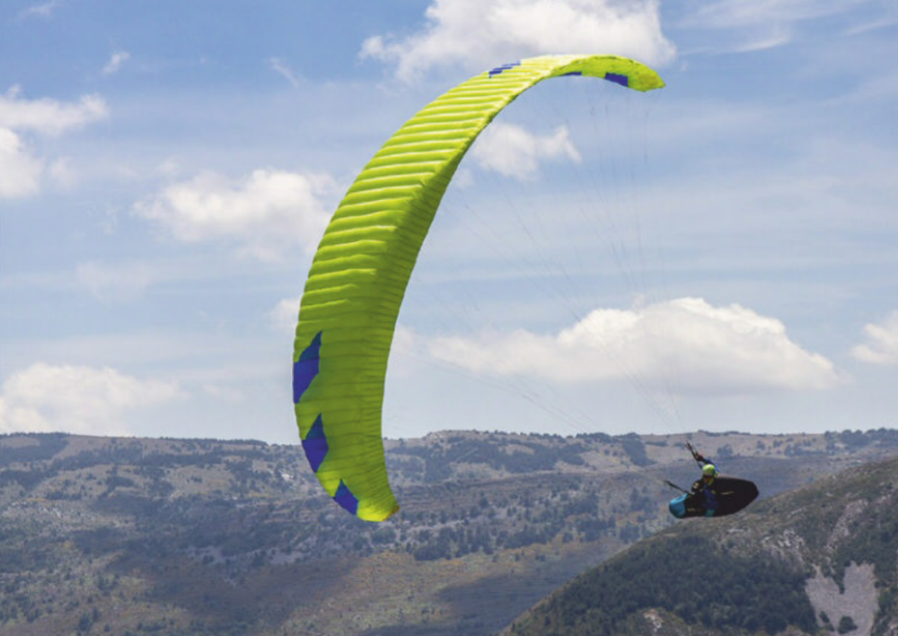 Управление кончиками пальцев. Ответная реакция на клевантах "невероятно" мгновенная, вместе с ровным и лёгким усилием это позволяет вам "заправлять" параплан куда вы сами решите. Фото: Charlie King.