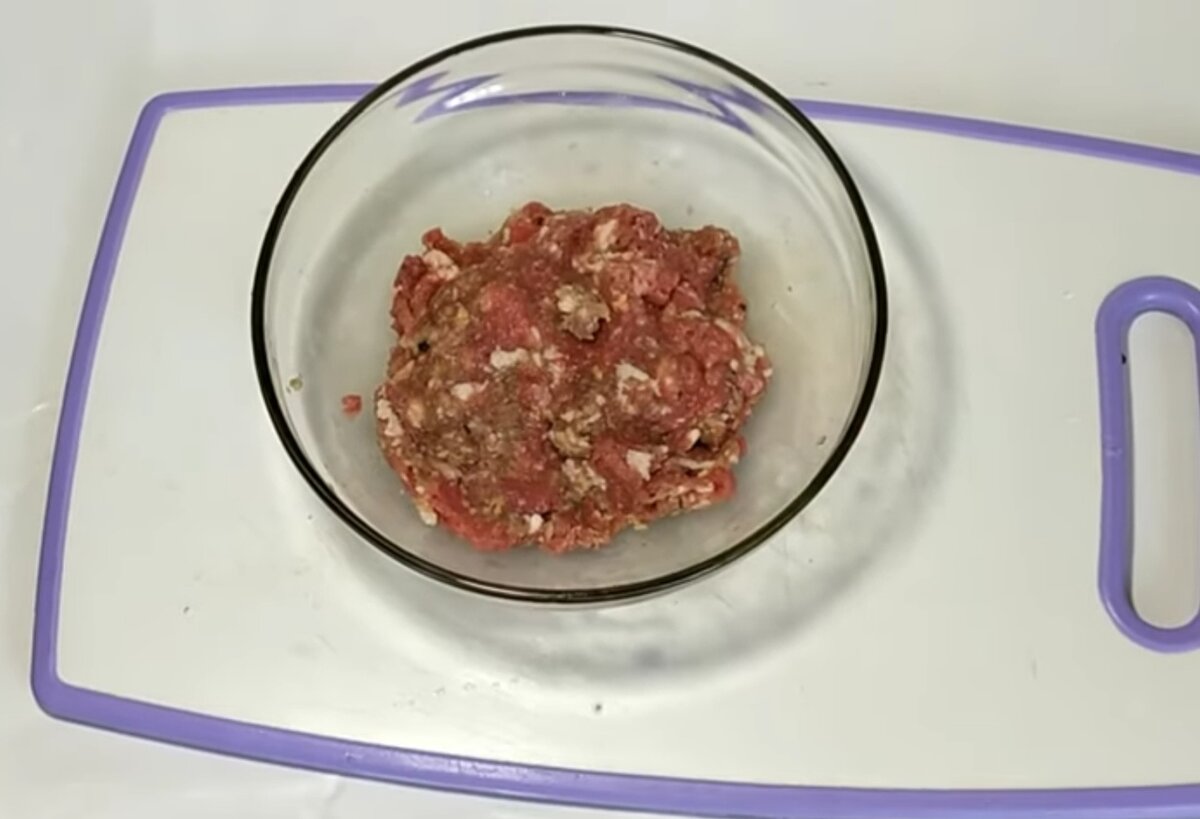 Добавляем в фарш лучок и чесночок, солим и перчим.