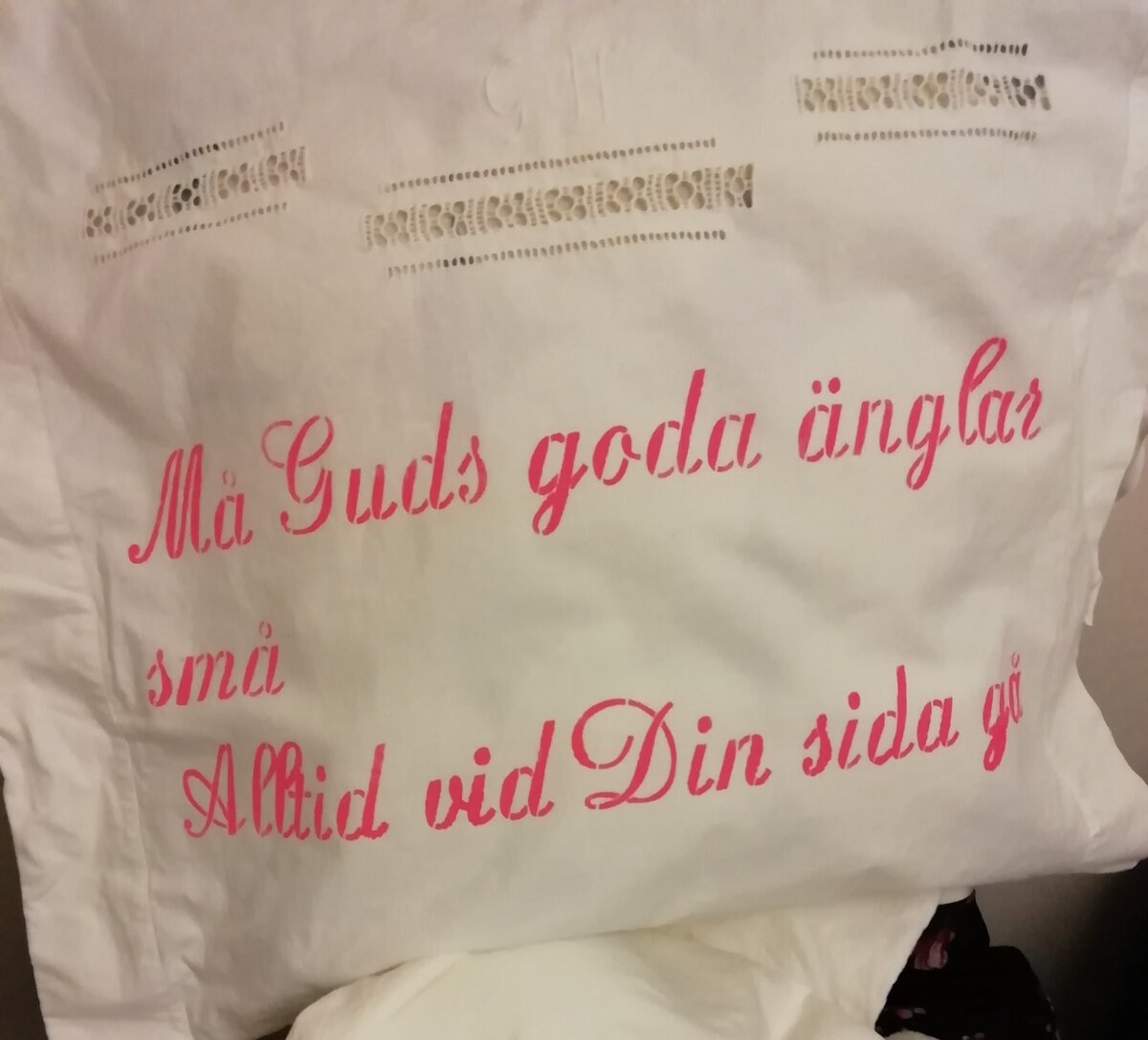 Надписи гласят примерно следующее - "Пусть добрые ангелы всегда идут рядом с тобой".