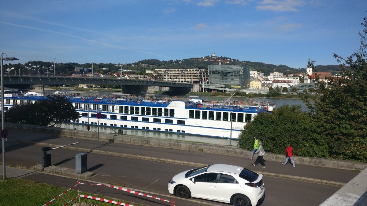 Вид на другой берег Дуная и гору Пестлинберг