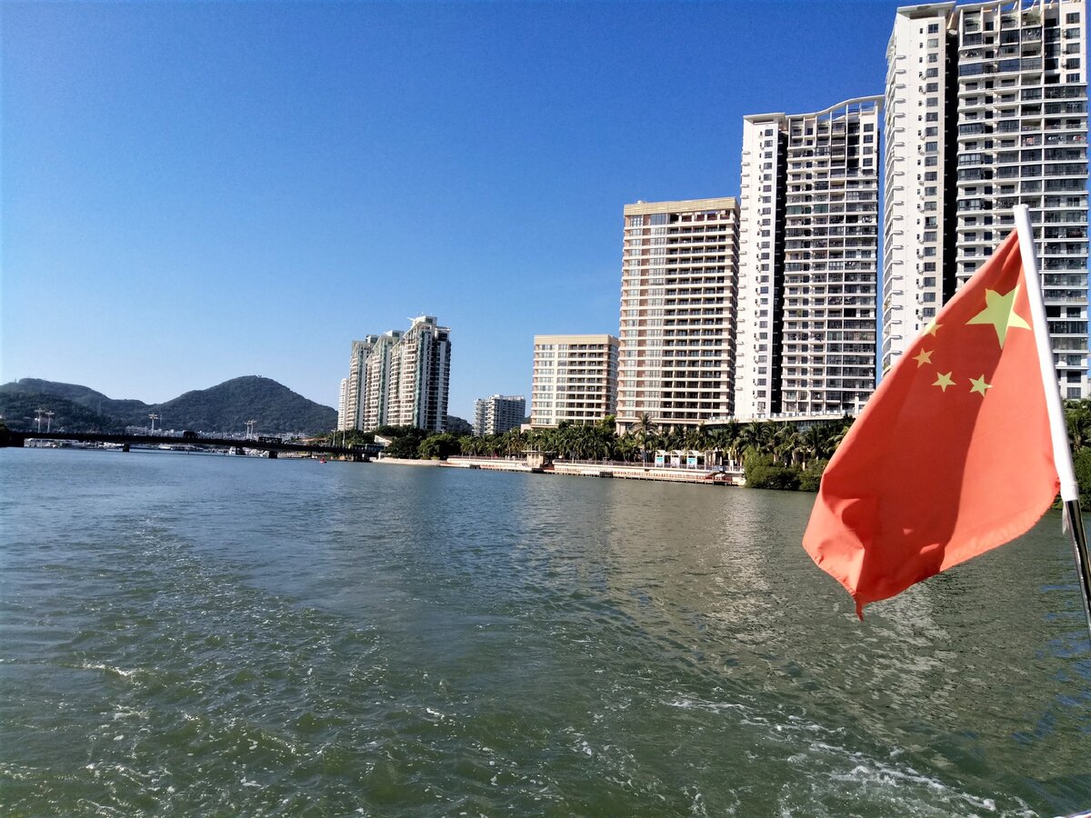 Кадры из центра города,а это самая чистая река как говорят китайцы. По ней ездят только лодки на электротяге с питанием от солнечных батарей.Благо солнца хватает. 