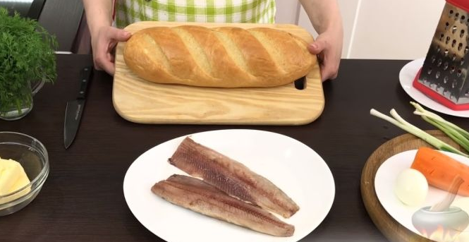 Чтобы приготовить фаршированный батон, подготавливаем нужные ингредиенты. Селедку можно заменить любой рыбной консервой.