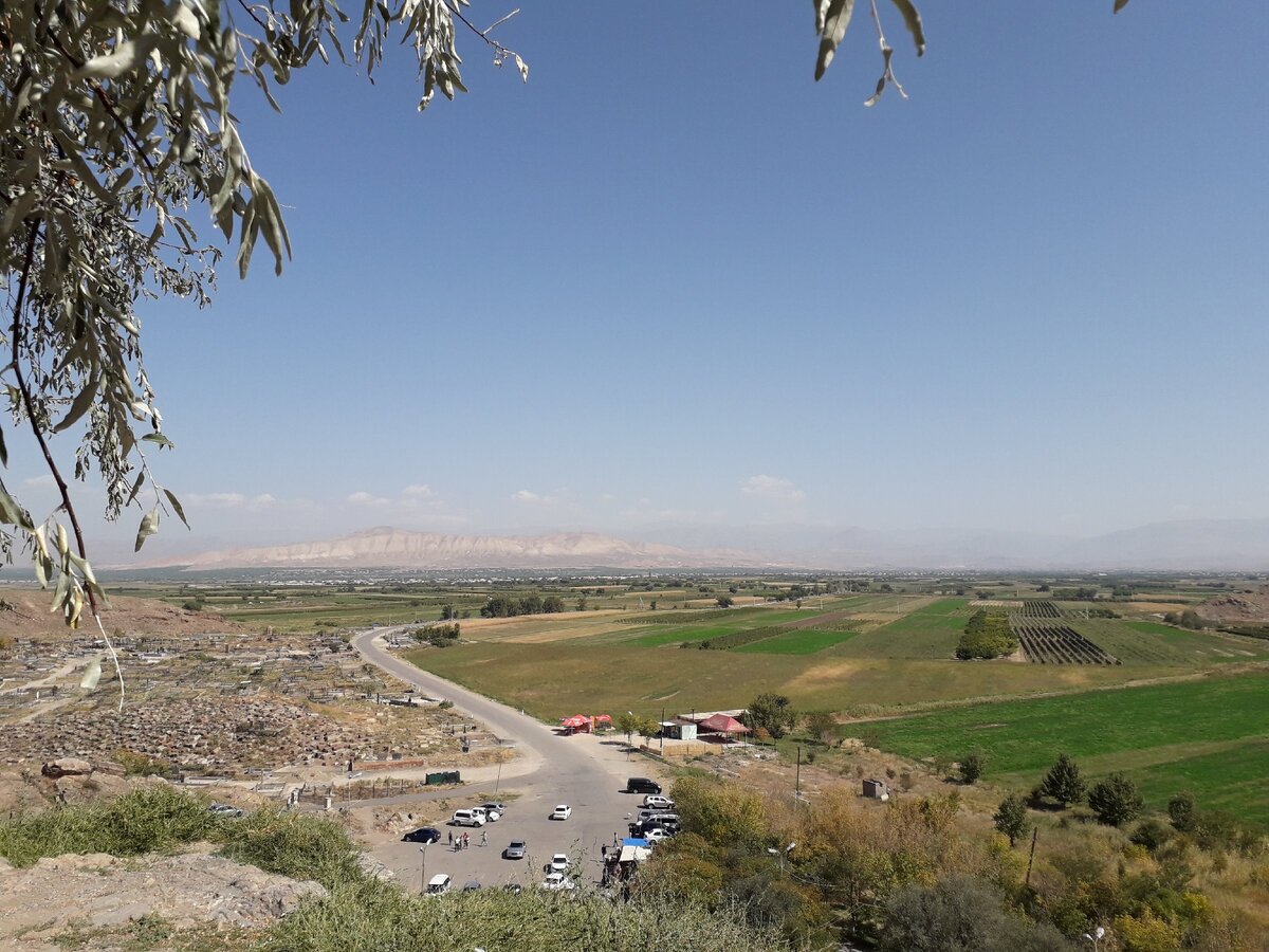 Вид на дорогу к храму.