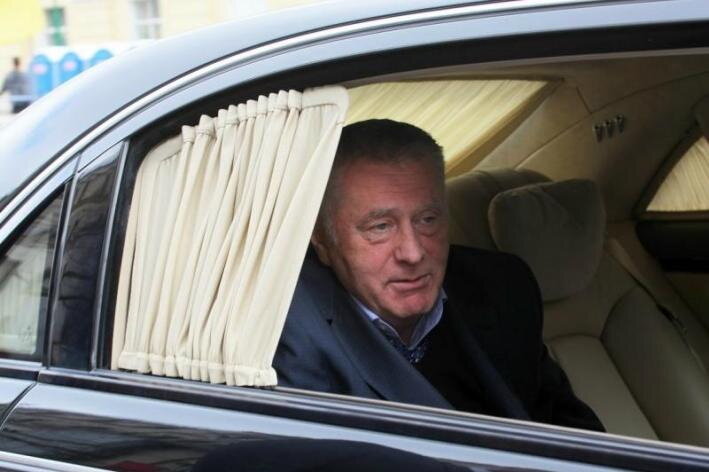 Слуга народа Жириновский едет в булочную