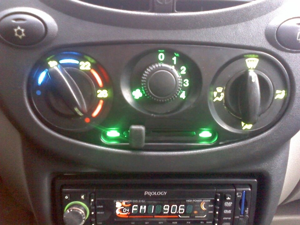 Вот здесь слева не светится лампочка. Но всё видно и без неё.