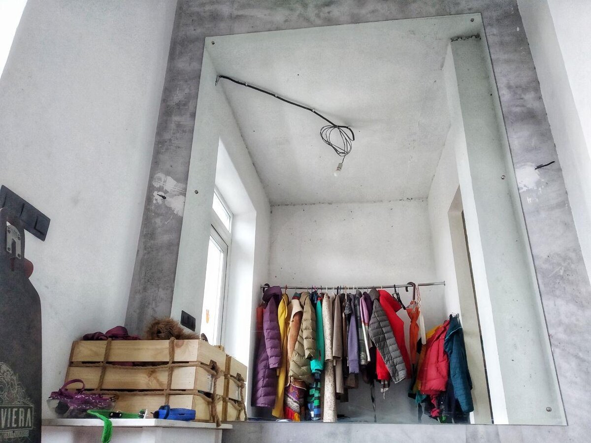 Инсталлированное на стену зеркало. "Надо б лампочку повесить - денег все не соберем"