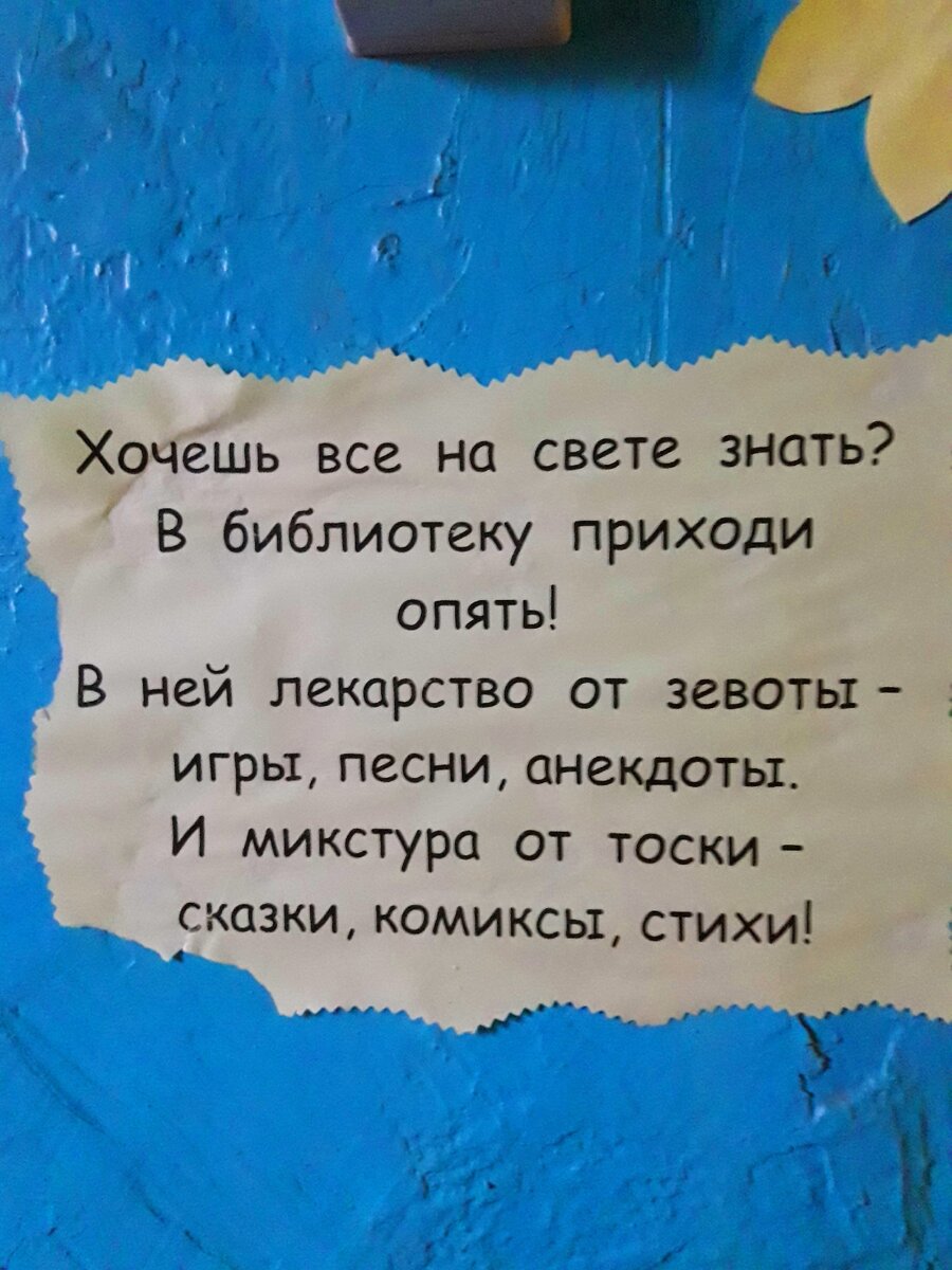 Зашли в старинный купеческий дом, в котором с 1882 года находится библиотека, показываю, как выглядит здание внутри