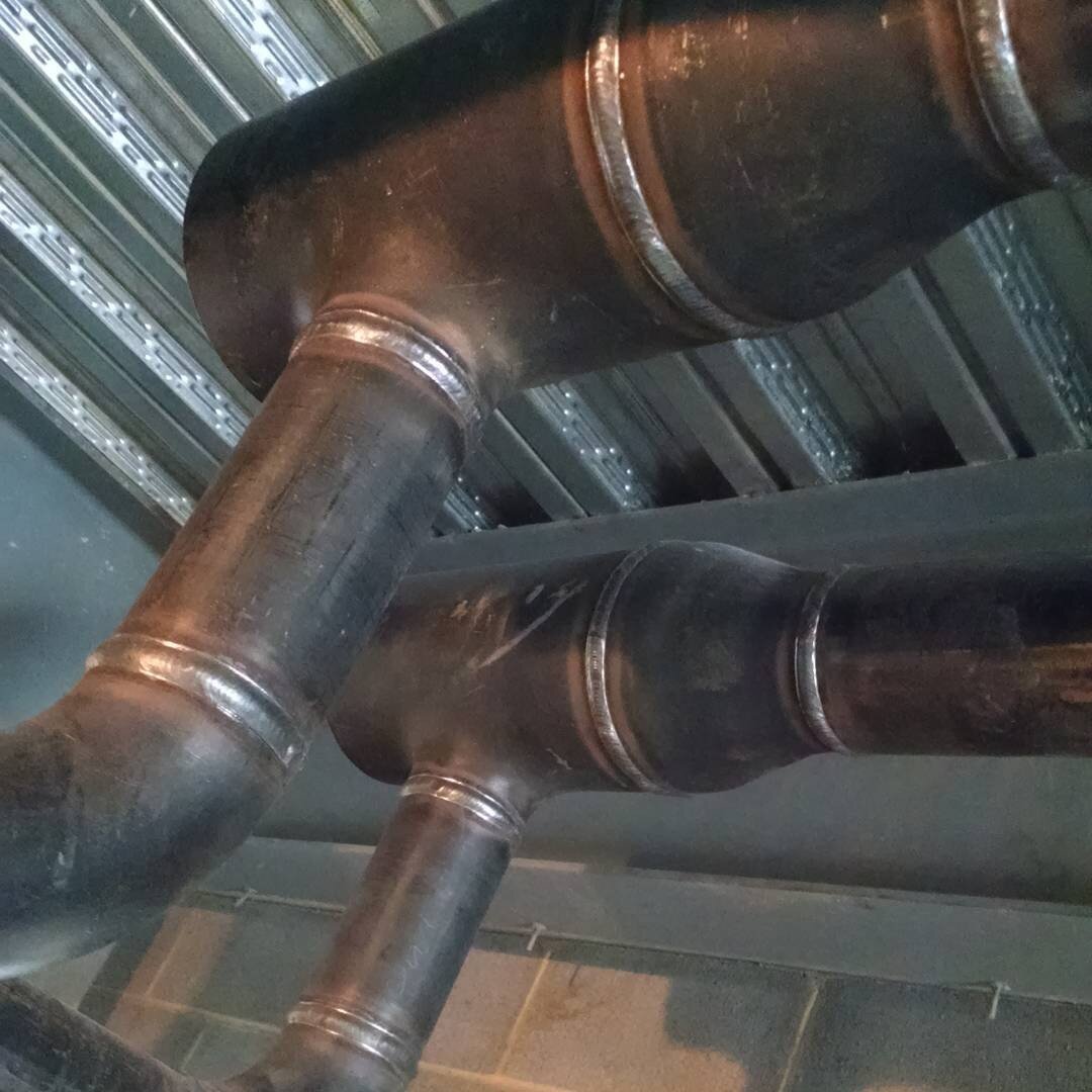 Достаточно посмотреть на эту "обвязку" в котельной с идеальными неповоротными стыками, чтобы убедиться в высоком мастерстве Джона. 