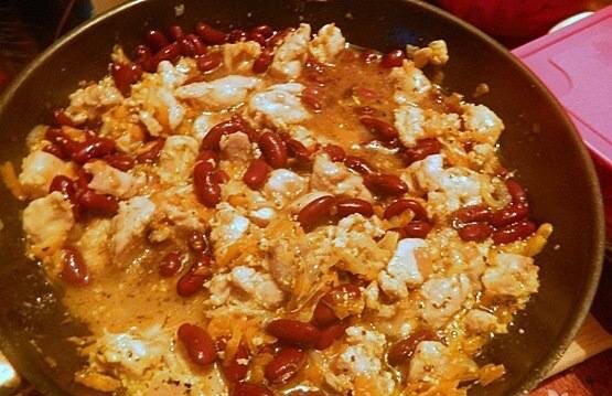 ИНГРЕДИЕНТЫ

1.Куриные бедра 4 Штуки
без кожи и костей
2.Фасоль 400 Грамм
консервированная
3.Морковь 1 Штука
4.Репчатый лук 1 Штука
5.Молоко 50 Миллилитров
6.Масло оливковое 2 Ст. ложки
7.Чеснок 1 Зубчик
8.Соль 1-2 Щепоток
9.Базилик сушеный 1/2 Чайных ложки
по вкусу
10.Мускатный орех 1-2 Щепоток
11.Зелень 1/2 Пучка
петрушка, кинза, укроп
12.Вода 2-3 Ст. ложек