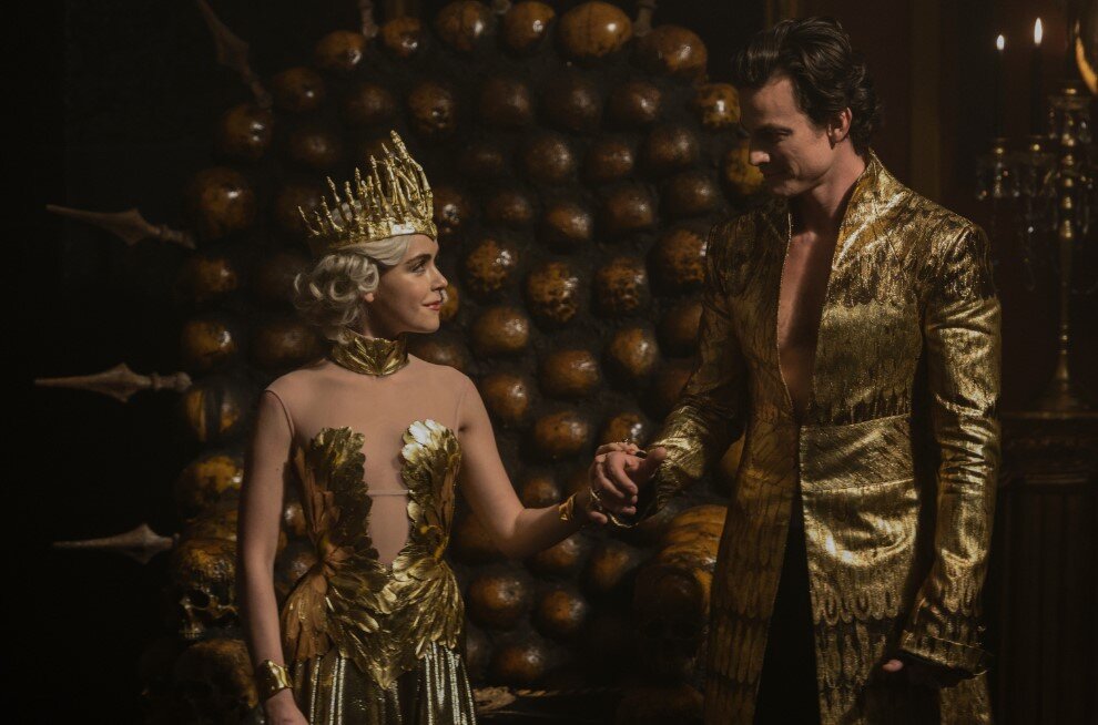 Кирнан Шипка и Люк Кук - кадр из сериала "Леденящие душу приключения Сабрины"