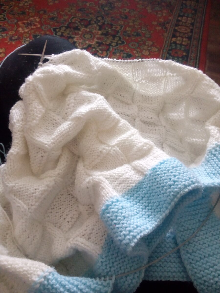 Вот такой маленький плед в детскую кроватку я вяжу кога прихожу к маме в гости!