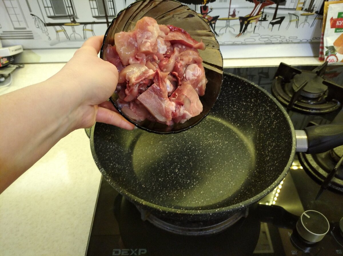 Мясо выкладываю на СУХУЮ сковородку.