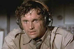 Кадр из художественного фильма "Аэроплан"