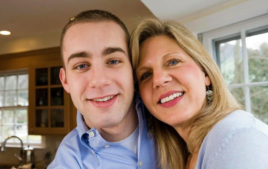 Муж младше жены.