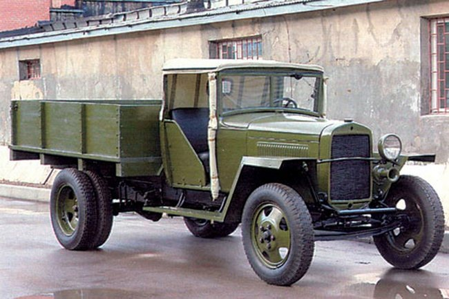 Модификация ГАЗ-ММ военных времён с брезентовой крышей и скручивающимися шторками заместо дверей. Мучение ездить на них в мороз, ЗИС всегда выпускался хоть и с деревянными, но полноценными дверями.