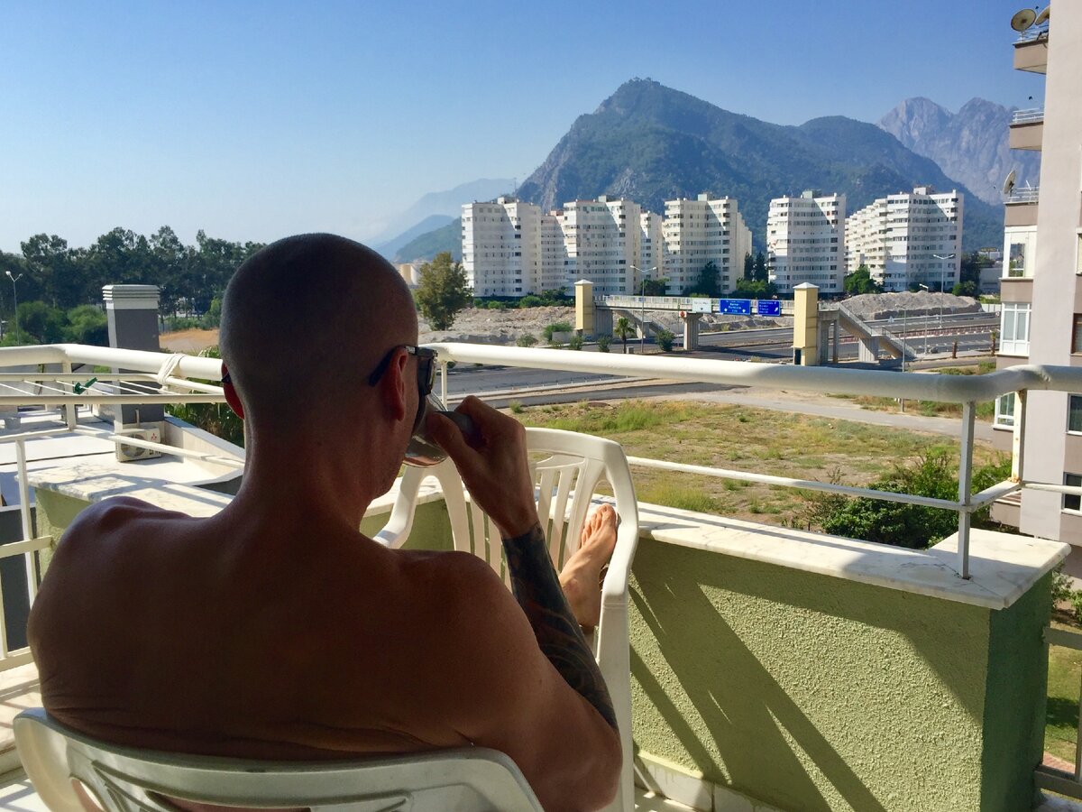 Муж на балконе смотрит на вершину этой же горы