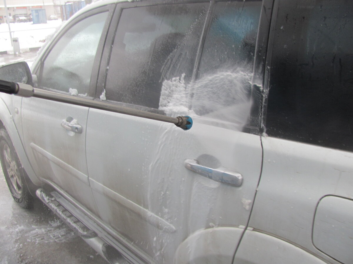 Моем автомобиль на неотапливаемой мойке самообслуживания горячей водой с пеной